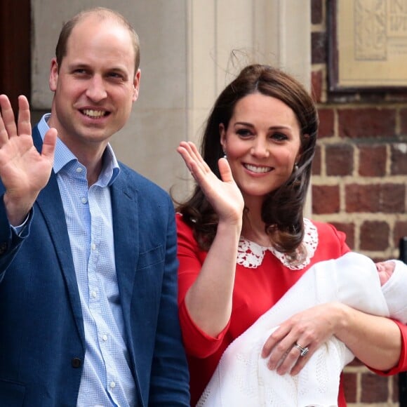 Kate Middleton e príncipe William acenaram para os fotógrafos na porta do hospital