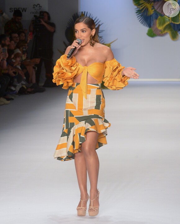 Anitta usou look com inspiração no tropicalismo no desfile da Água de Coco