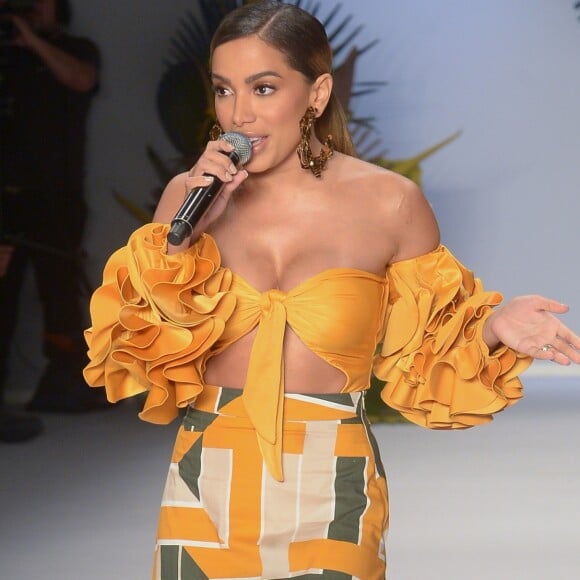 Anitta usou look com inspiração no tropicalismo no desfile da Água de Coco