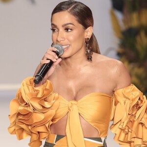 Anitta cantou clássicos da MPB no desfile da Água de Coco na São Paulo Fashion Week