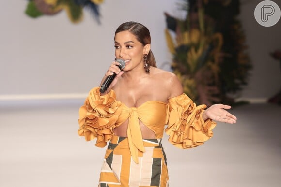 Anitta cantou clássicos da MPB no desfile da Água de Coco na São Paulo Fashion Week