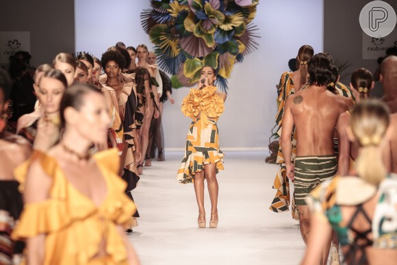Anitta fez show no desfile da Água de Coco na abertura da São Paulo Fashion Week