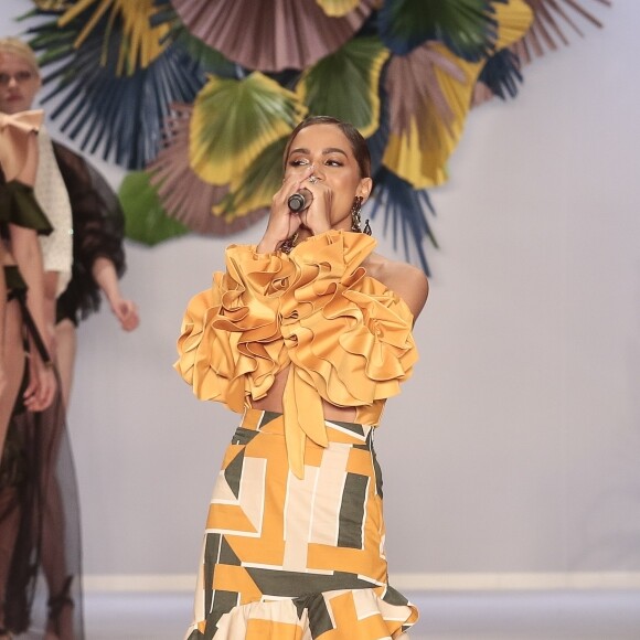 Anitta fez show no desfile da Água de Coco na abertura da São Paulo Fashion Week