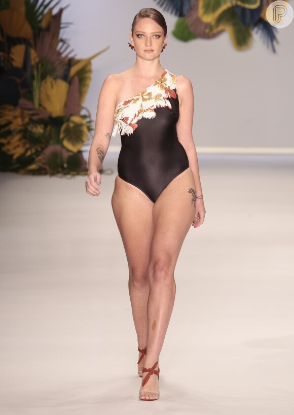 Bruna Erhardt, manequim 42 e modelo curve, brilhou no desfile da Água de Coco na abertura da São Paulo Fashion Week no sábado, 21 de abril de 2018