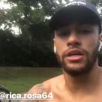 Neymar grava vídeo andando de bike com amigos sem bota imobilizadora: 'Rolê'