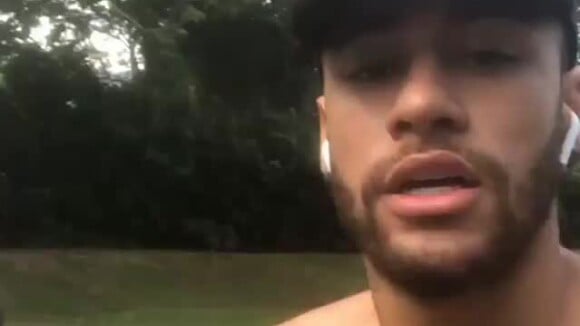 Neymar grava vídeo andando de bike com amigos sem bota imobilizadora: 'Rolê'