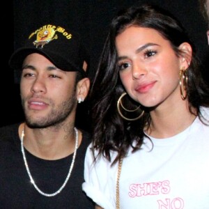 Neymar arrematou joia de R$ 102 mil em leilão amfAR e presentou Bruna Marquezine com joia