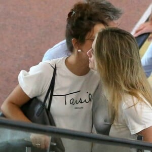 Fernanda Gentil e namorada, Priscila Montandon, foram fotografadas no aeroporto Santos Dumont