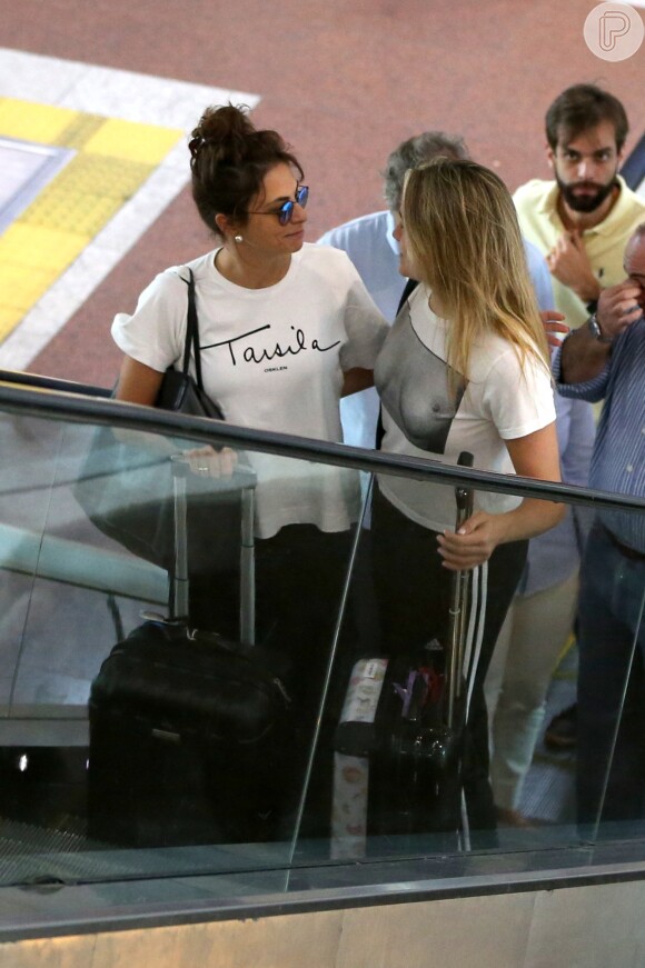 Fernanda Gentil e a namorada, Priscila Montandon, andaram abraçadas no aeroporto Santos Dumont