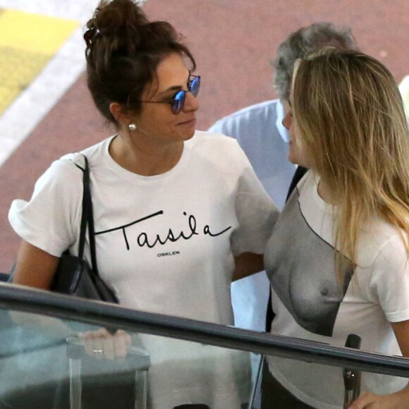 Fernanda Gentil e a namorada, Priscila Montandon, andaram abraçadas no aeroporto Santos Dumont