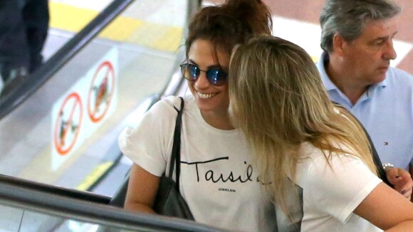 Fernanda Gentil troca carinho com namorada em aeroporto do Rio. Fotos!