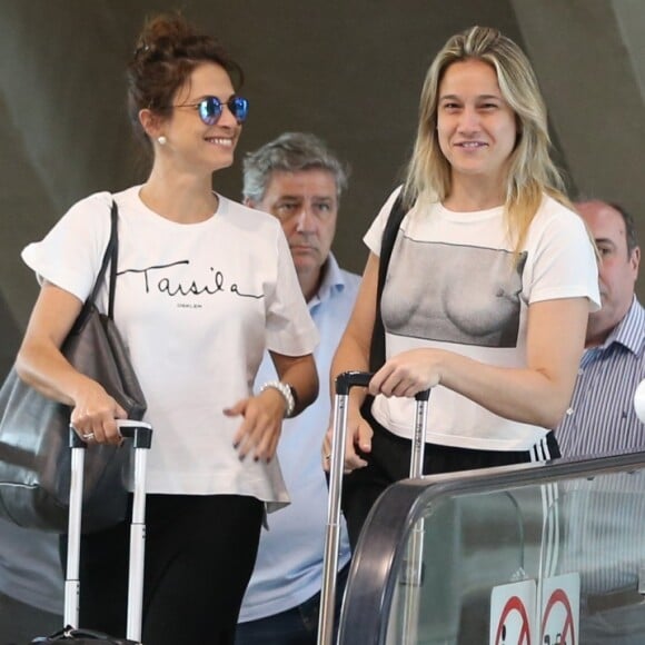 Fernanda Gentil e a namorada, Priscila Montandon, no aeroporto Santos Dumont