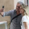Fernanda Gentil parou para tirar selfie com fã no aeroporto Santos Dumont