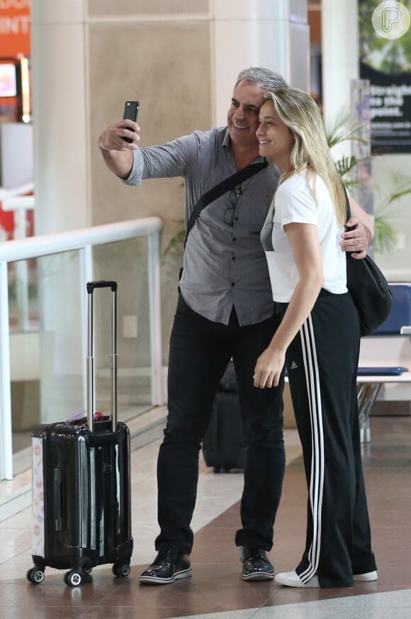Fernanda Gentil parou para tirar selfie com fã no aeroporto Santos Dumont