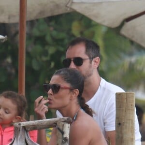 Juliana Paes conversa com amigos durante tarde na praia da Barra da Tijuca