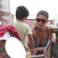 Juliana Paes conversa com o filho mais novo, Antonio, na praia da Barra da Tijuca