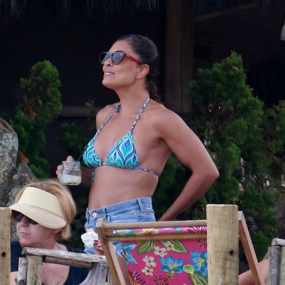 Juliana Paes também completou o look praiano com óculos retrô