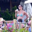 Juliana Paes bebe drinque durante tarde de folga em família na praia da Barra