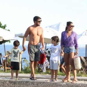 Em família! Juliana Paes curte praia com marido e filhos, Antonio e Pedro nesta segunda-feira, dia 23 de abril de 2018