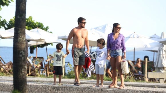 Em família! Juliana Paes curte praia com marido e filhos, Antonio e Pedro. Fotos