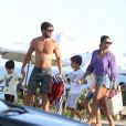 Juliana Paes se divertiu na praia com marido e filhos, Antonio e Pedro, durante o feriado no Rio de Janeiro
