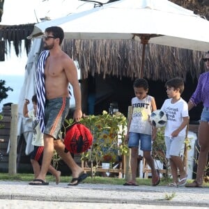 Juliana Paes deixa praia com marido e filhos, Antonio e Pedro, e amiguinho dos herdeiros