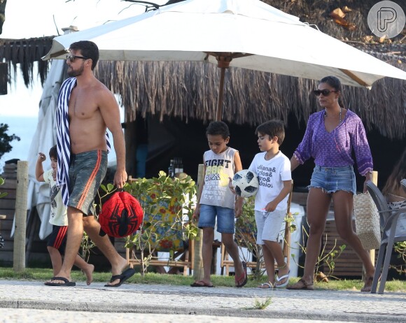 Juliana Paes deixa praia com marido e filhos, Antonio e Pedro, e amiguinho dos herdeiros