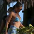 Juliana Paes apostou em um biquíni azul para o dia na praia com a família
