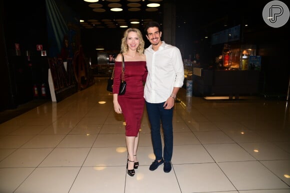 Enzo Celulari posta com a mulher do pai, Karin Roepke, em lançamento do filme 'Teu Mundo Não Cabe Nos Meus Olhos', no shopping Bourbon, em São Paulo, nesta segunda-feira, 23 de abril de 2018