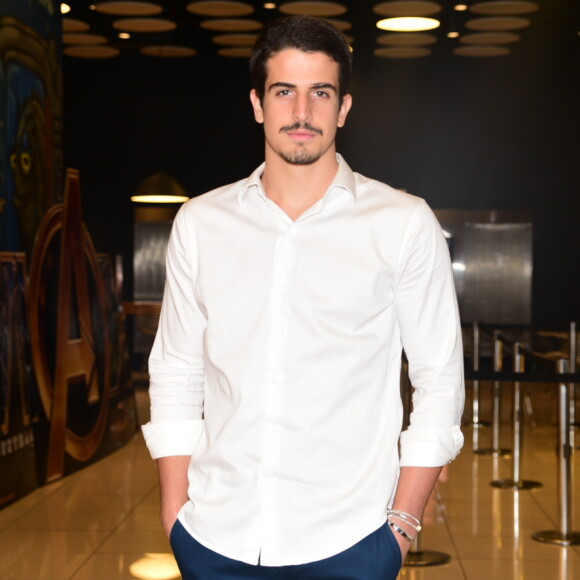 Enzo Celulari chegou em São Paulo para prestigiar o pai na segunda-feira, 23 de agosto de 2018