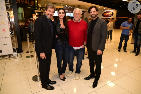 Edson Celulari posa com amigos ao lançar o filme 'Teu Mundo Não Cabe Nos Meus Olhos', no shopping Bourbon, em São Paulo, nesta segunda-feira, 23 de abril de 2018