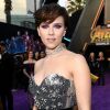 Scarlett Johansson usa vestido metalizado tomara que caia com decote generoso em première