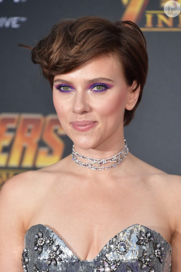 Scarlett Johansson usa maquiagem ultraviolet