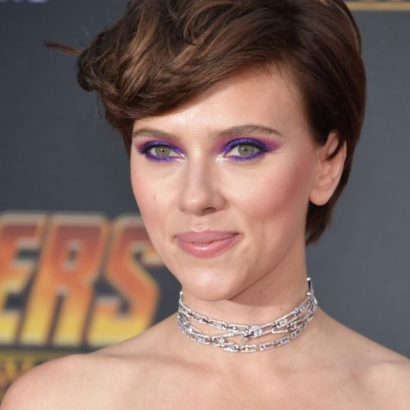 Scarlett Johansson usa maquiagem ultraviolet