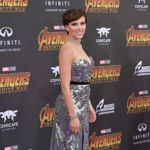 Scarlett Johansson usou vestido metalizado da marca Erdem