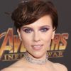 Scarlett Johansson usa maquiagem ultraviolet, eleita pela Pantone a cor do ano
