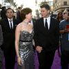 Scarlett Johansson surge de mãos dadas com o namorado, Colin Jost, em première