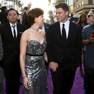 Scarlett Johansson surge de mãos dadas com o namorado, Colin Jost, em première