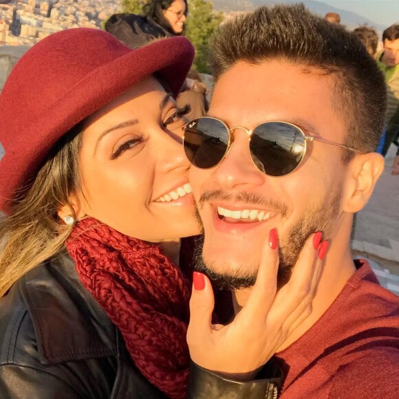 'O Arthur é muito bonitinho, ele ficou grávido junto comigo real. Eu já tinha escutado falar que existe homem que fica grávido junto da mulher mas achei que era mentira', contou Mayra Cardi sobre o marido