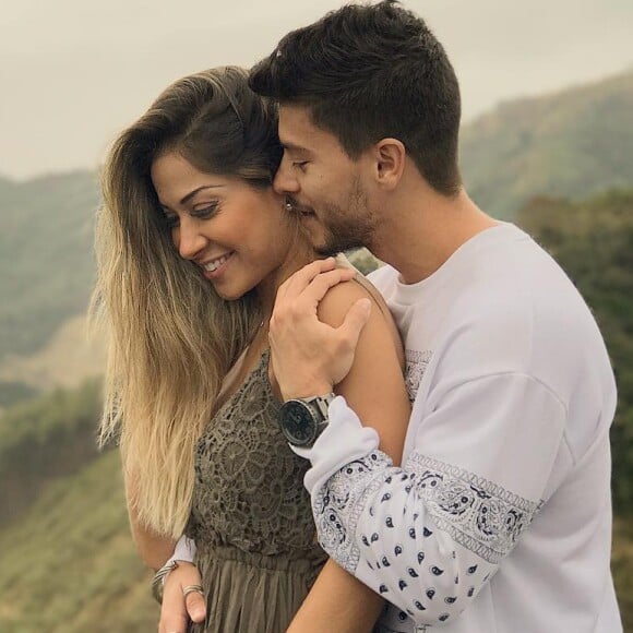 Mayra Cardi se declarou ao marido e afirmouque Arthur Aguiar será o melhor pai para o primeiro filho do casal