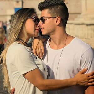 Mayra Cardi revela sintomas da gravidez que Arthur Aguiar também está sentindo: 'Ele enjoa de verdade, ele tem desejos de verdade, ele come mais que eu'