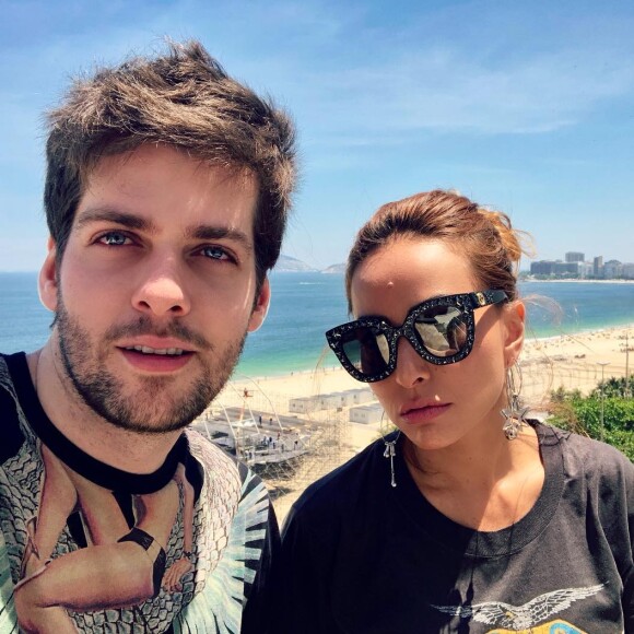 Sabrina Sato escolheu a peça na cor preta para um dia de sol com amigo