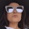 Larissa Manoela preferiu uma produção mais básica para usar com seu óculos de sol Gucci com estrelas e brilho