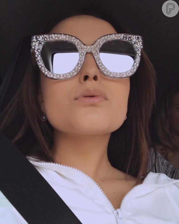 Larissa Manoela preferiu uma produção mais básica para usar com seu óculos de sol Gucci com estrelas e brilho