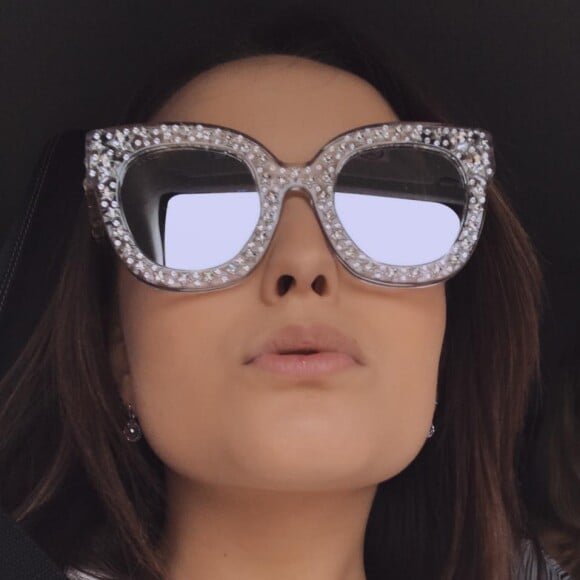 Larissa Manoela preferiu uma produção mais básica para usar com seu óculos de sol Gucci com estrelas e brilho