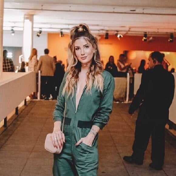 Aline Gotschalg usou um macacão verde militar: 'Chique e clean'