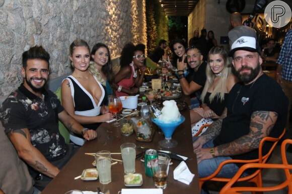 Jaqueline comemorou 1 milhão de seguidores do Instagram com festa que reuniu os ex-BBBs Kaysar, Jéssica, Caruso e Nayara