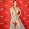 Jennifer Lopez usou vestido bordado dourado assinado pelo designer de moda Zuhair Murad
