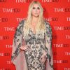 A cantora Kesha apostou em um vestido longo de bordados e decote