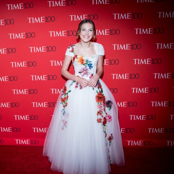 Millie Bobby Brown brilhou em seu D&G no tapete vermelho dos 100 mais influentes da Time